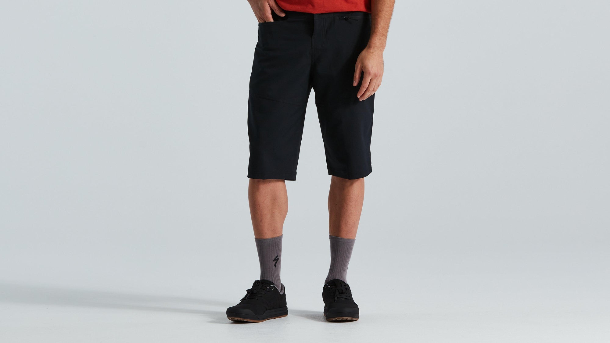 Guy wearing Specialized Men's Trail Shorts with Liner